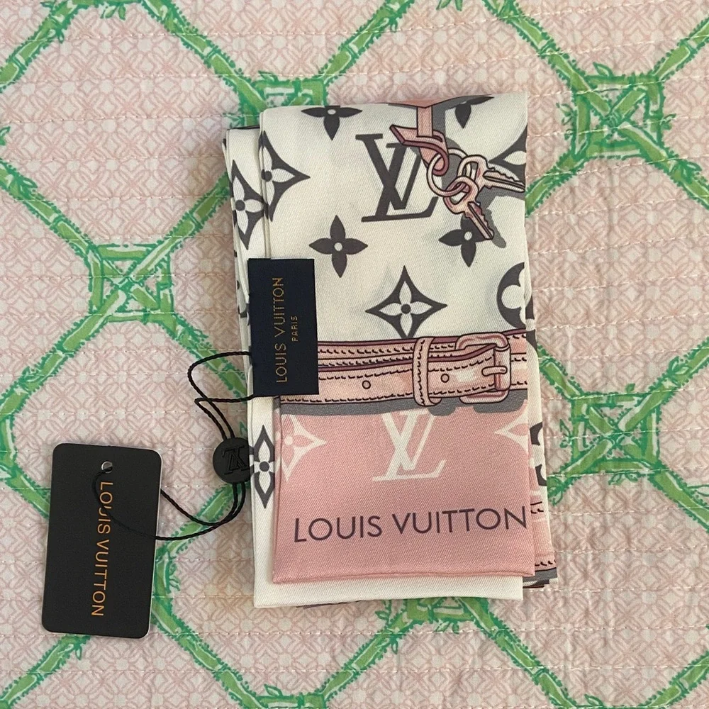 Louis Vuitton Pink and White Monogram Scarf!  New with Tags! - Picture 5 of 6